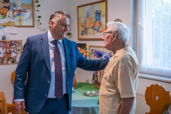 Kovács Péter polgármester és Kovács József beszélgetnek