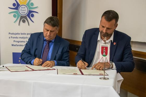 Kovács Péter és Roman Lamos polgármesterek aláírják a memorandumot.