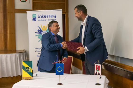 Kovács Péter és Roman Lamos polgármesterek kezet fognak.