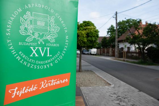 Az újonnan felújított Tordai utca részlete az önkormányzat logójával.