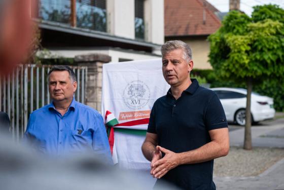 Kovács Péter polgármester és Szatmáry Kristóf országgyűlési képviselő átadják a felújított Tordai utcát.