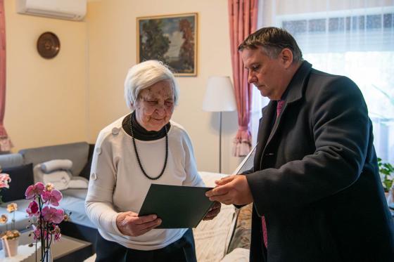 Bakó Józsefnét köszönti 90. születésnapja alkalmából Kovács Péter polgármester