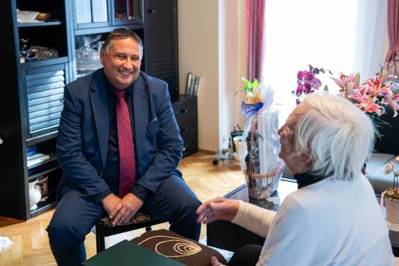 Bakó Józsefnét köszönti 90. születésnapja alkalmából Kovács Péter polgármester