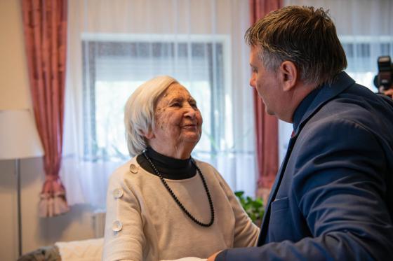 Bakó Józsefnét köszönti 90. születésnapja alkalmából Kovács Péter polgármester