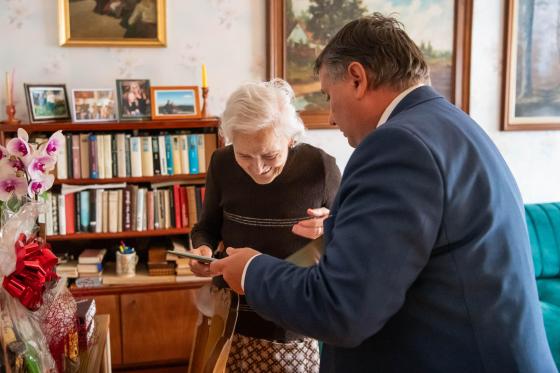 Emmike néni nézi az oklevelet, amit Kovács Péter polgármester nyújtott át neki.