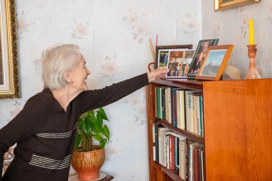 Emmike néni mutatja a családi fotókat.