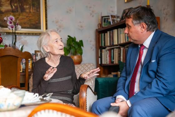 Emmike néni beszélget Kovács Péter polgármesterrel.