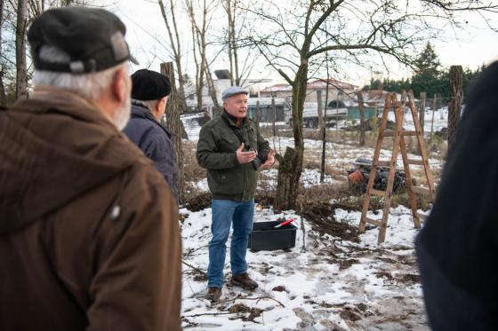 Ádám Attila István főkertész előadást tart a vendégeknek