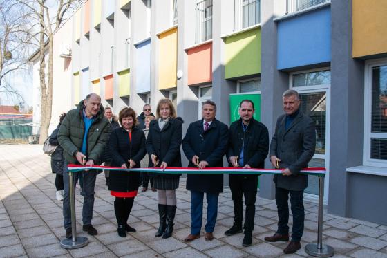 Ünnepélyes szalagátvágás - Kovács Péter polgármester, Ács Anikó alpolgármester asszony, Szász József alpolgármester, Schrott Ildikó az intézmény vezetője, Vass Pál önkormányzati képviselő és Szatmáry Kristóf országgyűlési képviselő vágja át a szalagot