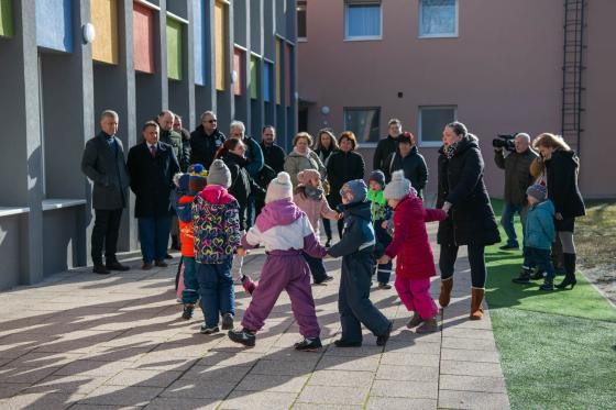 Gyermekműsor az óvoda udvarán