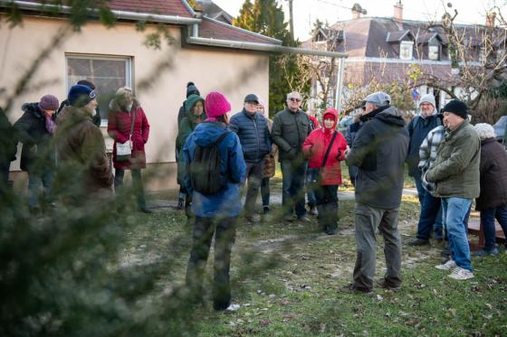 A résztvevők Ádám Attila István főkertész előadásán