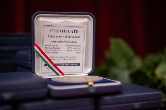 A Közigazgatás Szolgálatáért Érdemérem.