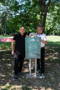 Kovács Péter polgármester és Michael Brychcy polgármesterek a két település emléktáblájánál a Kertvárosi Olimpikonok Parkjában.