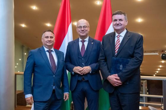 Kovács Péter polgármester úr, Navracsics Tibor miniszter úr, Dr. Csomor Ervin jegyző úr.