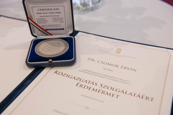 Közigazgatás Szolgálatáért Érdemérem és az oklevél.