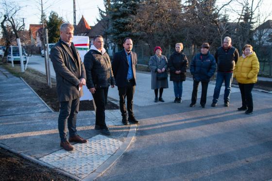 Kovács Péter polgármester, Szatmáry Kristóf parlamenti képviselő és Vass pál önkormányzati képviselő beszédet mond az átadón