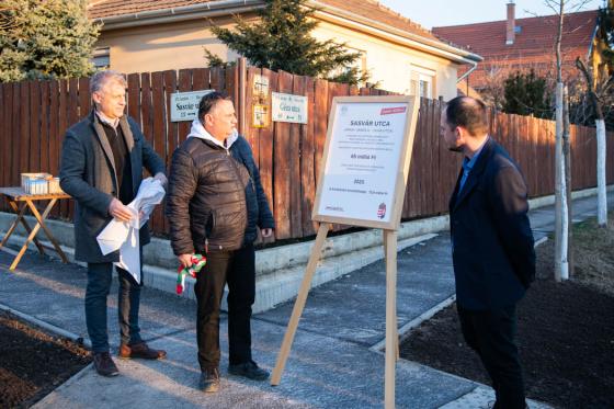 A leleplezett útátadó tábla