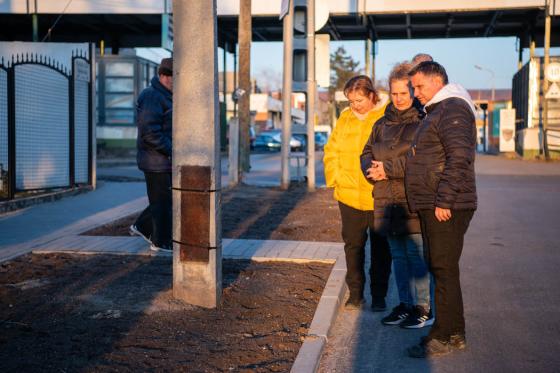 Kovács Péter polgármester beszélget az utca lakóival