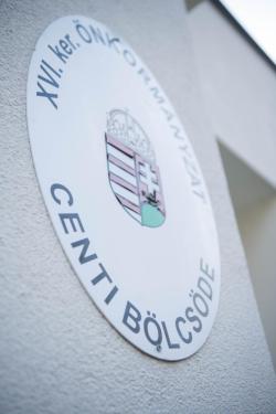 Az energetikai felújításon átesett Centi Bölcsőde címere.