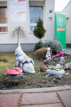 Az energetikai felújításon átesett Centi Bölcsőde udvara, különféle kerti tartozékokkal.