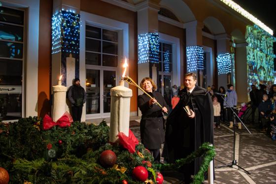 Ács Anikó alpolgármester és Bíró Botond református lelkész meggyújtják a remény lángját az Erzsébet-ligetben