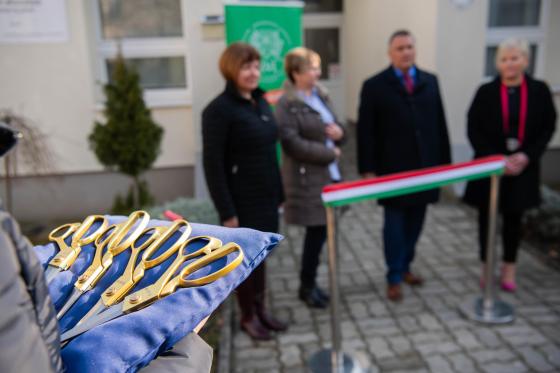 Ács Anikó alpolgármester, Tamás Jánosné intézményvezető, Kovács Péter polgármester és Simon Mariann önkormányzati kapcsolattartó és az ollók a bölcsőde ünnepélyes átadóján.