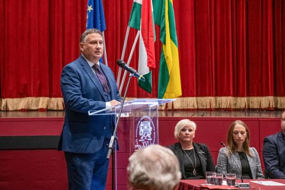 Kovács Péter polgármester beszédet mond az Erzsébetligeti Színházban a képviselő-testület előtt.