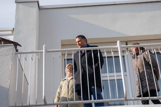 Kovács Péter polgármester megtekinti a homlokzati hőszigetelést.