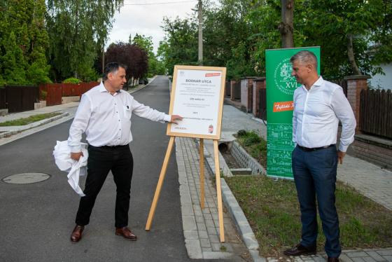 Kovács Péter polgármester és Szatmáry Kristóf országgyűlési képviselő leleplezi a táblát