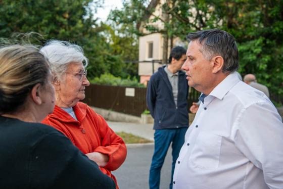 Kovács Péter a lakókkal beszélget