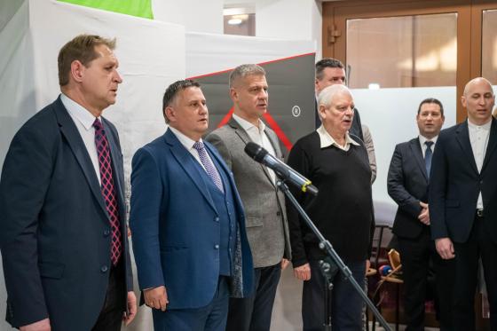 Czuczor Attila igazgató, Kovács Péter polgármester, Szatmáry Kristóf országgyűlési képviselő, Szabó Lajos Mátyás volt polgármester éneklik a Himnuszt az átadóünnepségen.