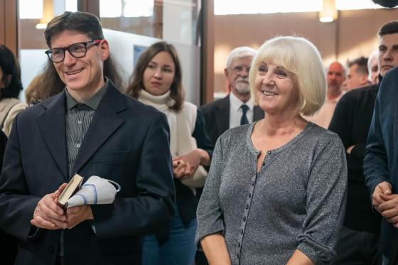 Gödölle Márton esperes-plébános és Konrád Ilona, az uszoda névadójának özvegye a megnyitón.