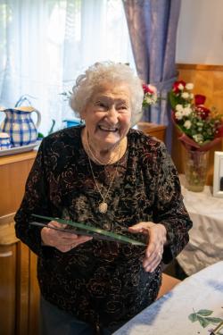 Ilonka néni megkapta polgármester úrtól az emléklapot