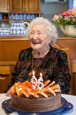 Az ünnepelt a tortájával