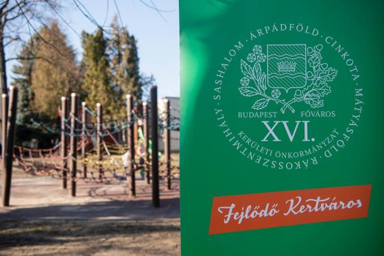 Az önkormányzati rollap felállítva és az udvar egy része.