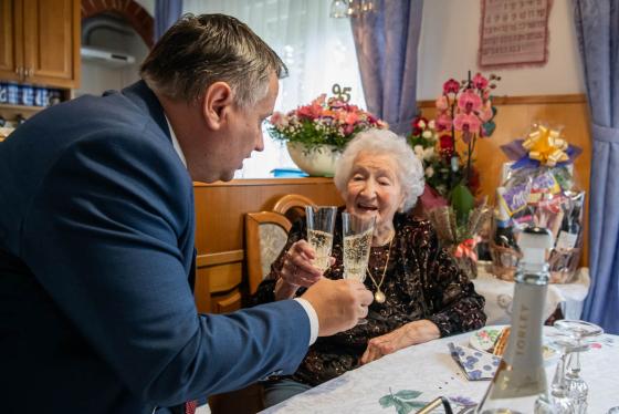 Ilonka néni koccint a polgármester úrral