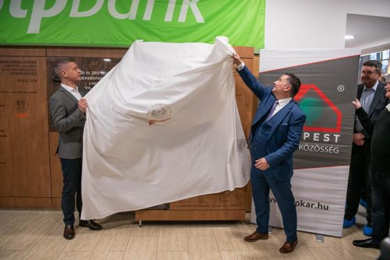 Szatmáry Kristóf és Kovács Péter leleplezik a támogatók tábláját.