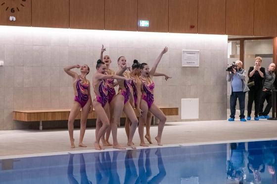 Az Aquatic SE szinkronúszó versenyzői előadás közben.