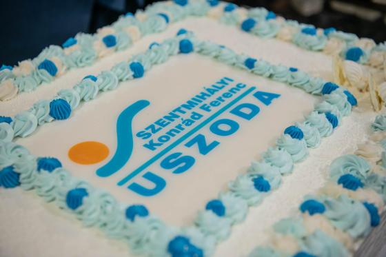 Dísztorta a Szentmihályi Konrád Ferenc Uszoda átadóján.