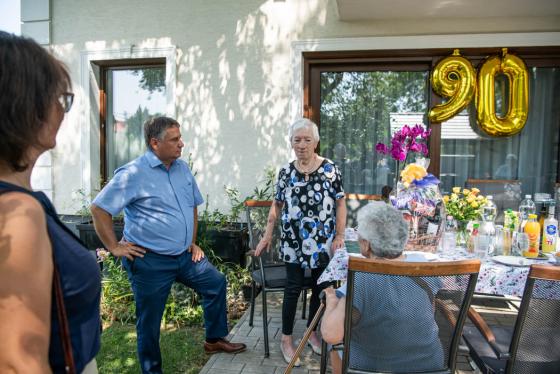 Az ünnepelt, rokonai társaságában, Kovács Péterrel beszélget