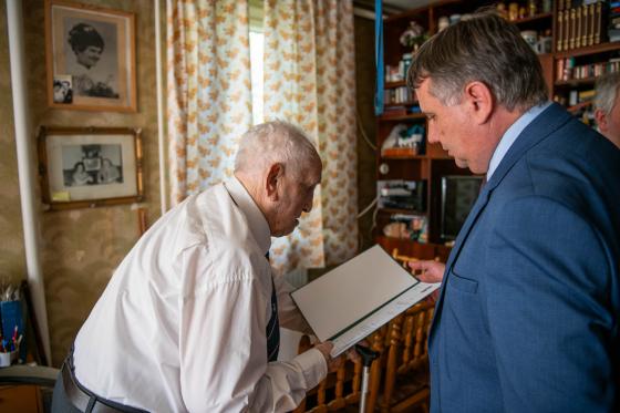 Kovács Péter polgármester átadja Tamásnak az emléklapot