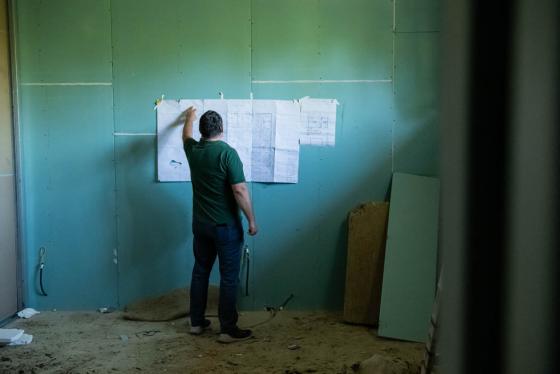 Kovács Péter polgármester az építési terveket szemléli