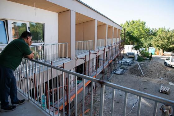 Kovács Péter polgármester figyeli az építkezést a felső szint teraszáról