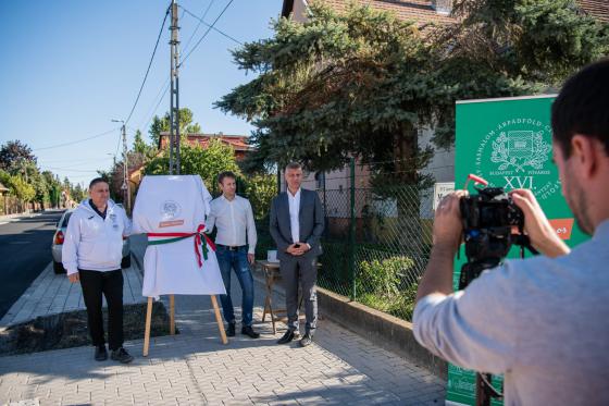 Kovács Péter polgármester, Antalóczy Csaba önkormányzati képviselő és Szatmáry Kristóf országgyűlési képviselő átadja a felújított utca szakaszt