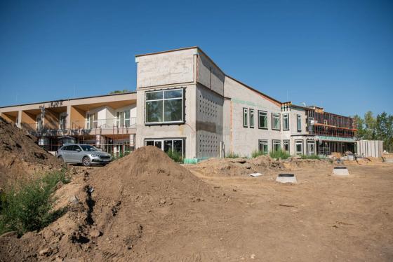 Az új épület homlokzata