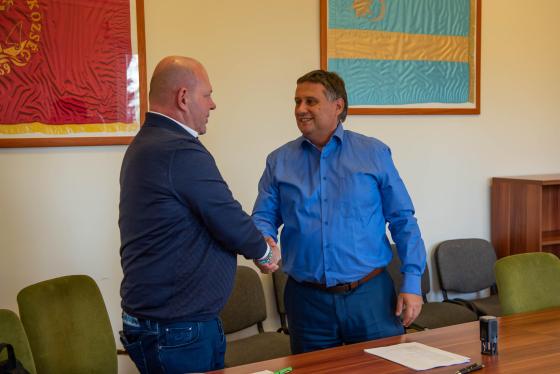 Kovács Péter polgármester és Szeivolt István kézfogása