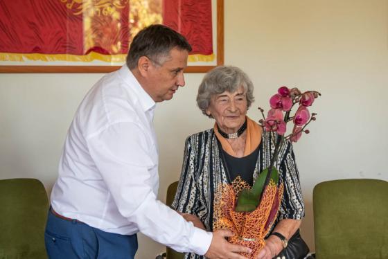 Edit néni virágot kap Kovács Pétertől