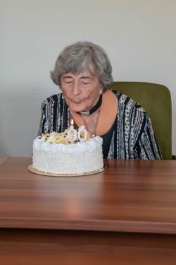 Edit néni elfújja a gyertyákat