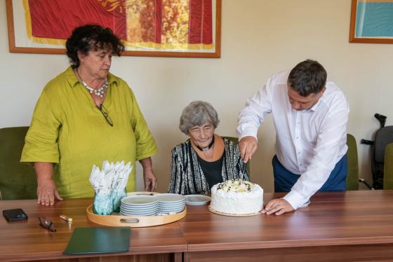 A polgármester úr felvágja a tortát