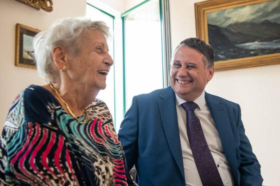 Kovács Péter polgármester és Zsuzsa néni beszélgetnek